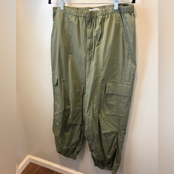 Vigoss Pants - NWT Vigoss olive green cargo parachute pants 12 large women’s stitchfix